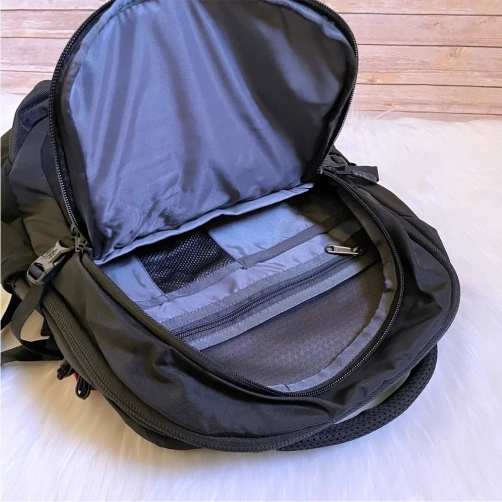 The North Face Unisex Recon Black 30 Liter Backpack - Picture 7 of 10